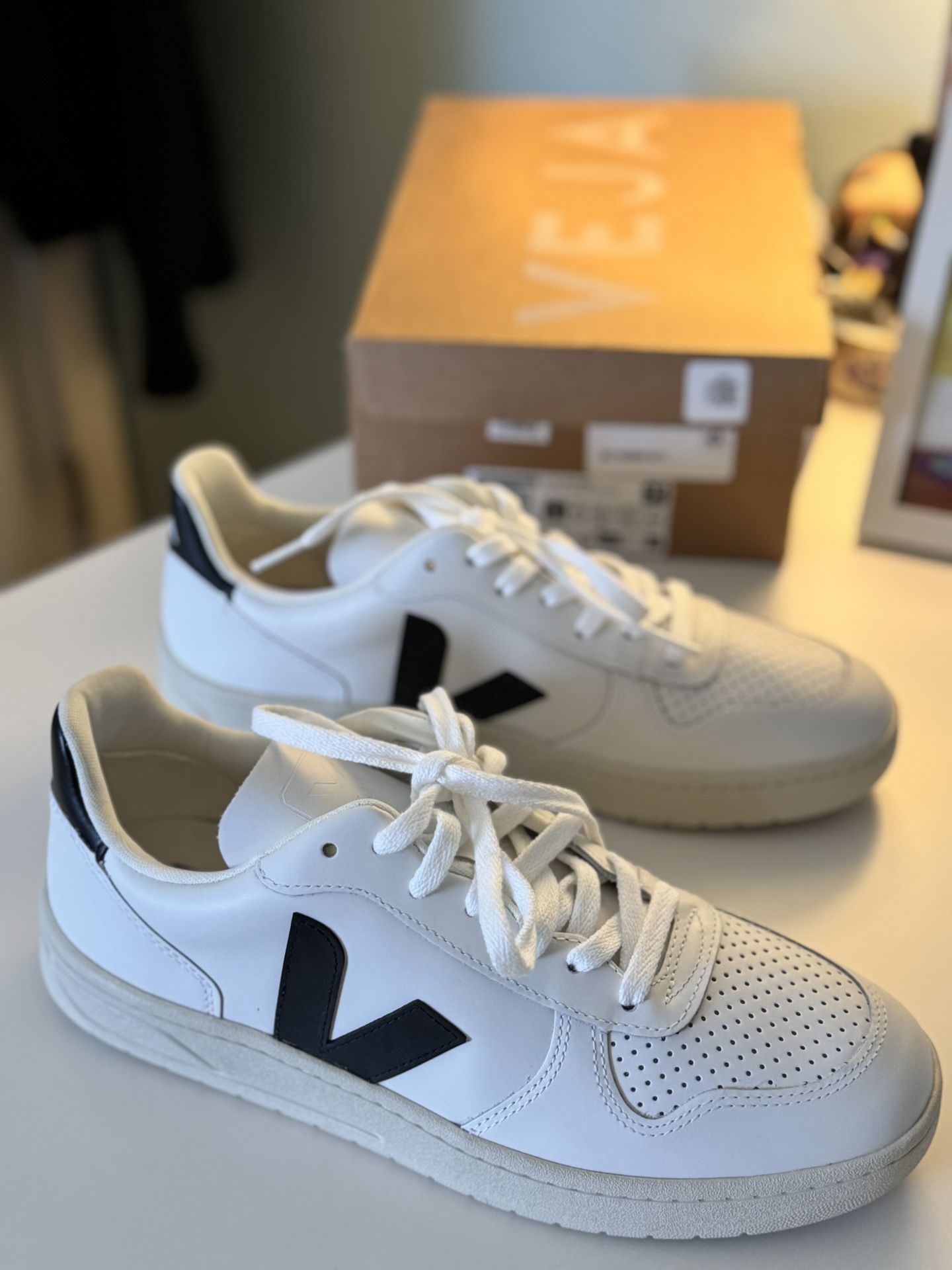*BRAND NEW* Veja V10 Leather Sneakers (size 11W)