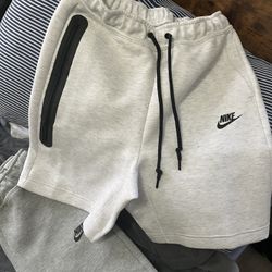 Nike Tech Shorts(s)white