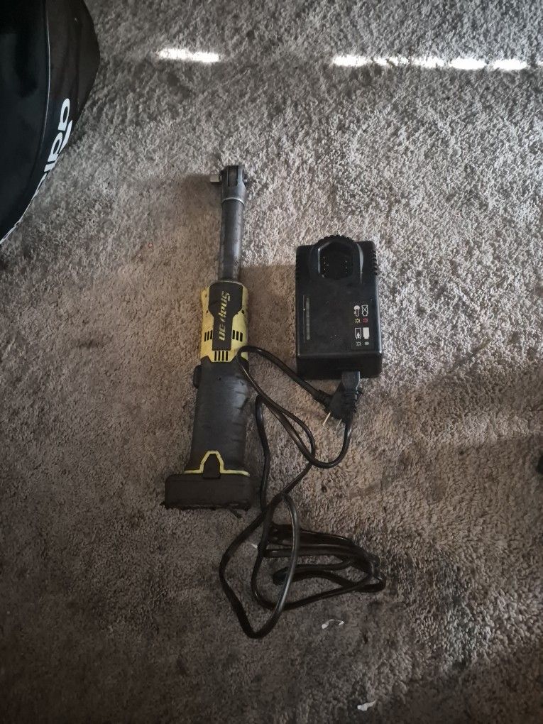 Snap On Ratchet 3/8 W/battery AND CHARGER