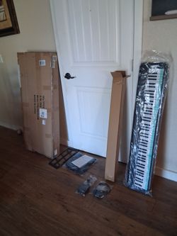 New , 88 key keyboard weighted with stand ,battery powered
