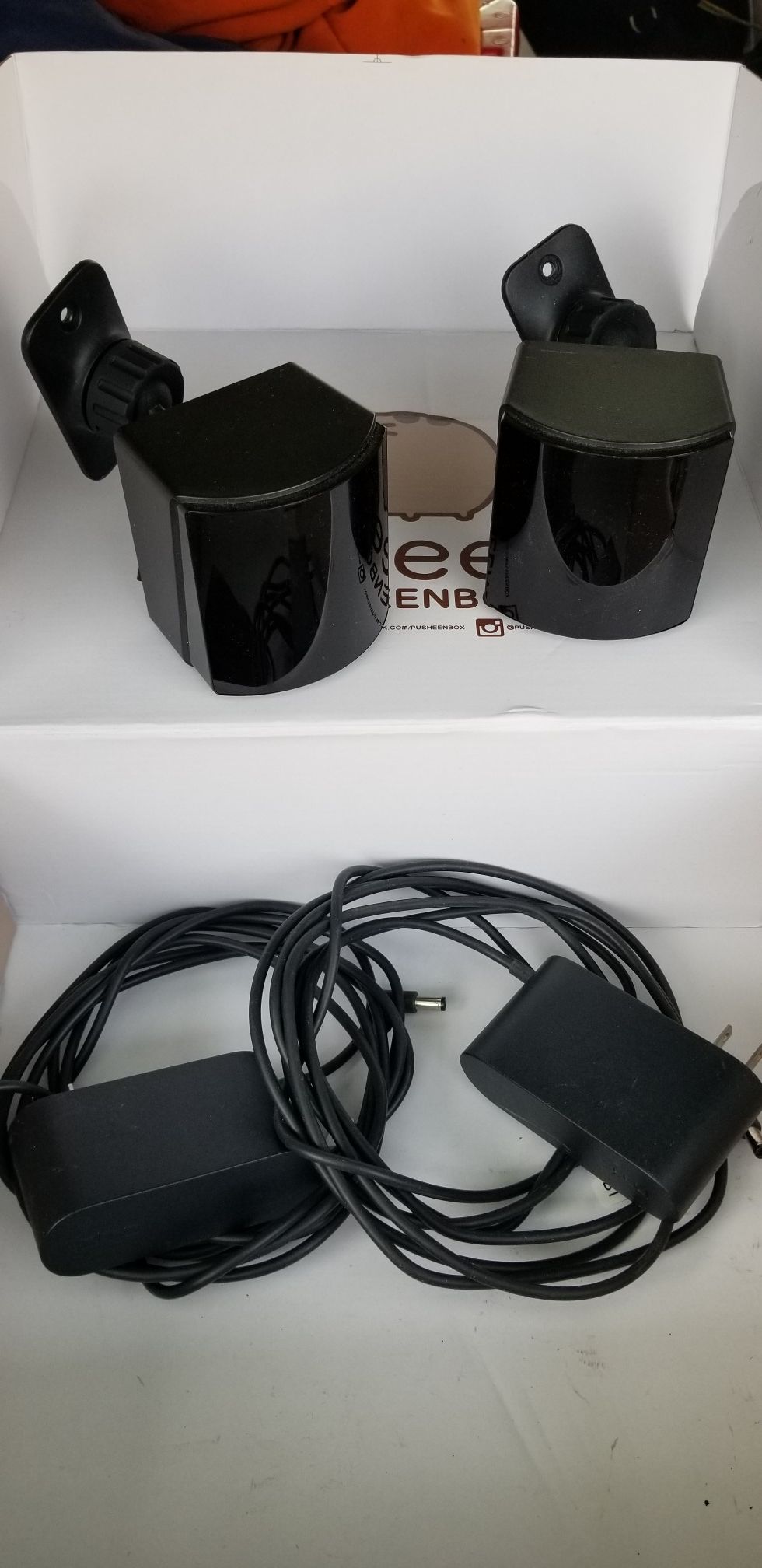 2 Steam VR base stations