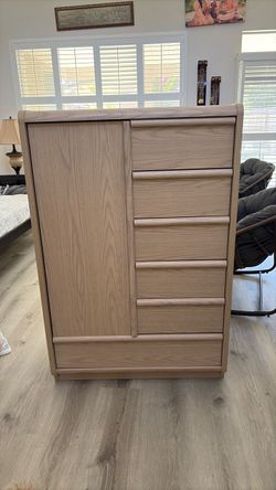 Armoire $50
