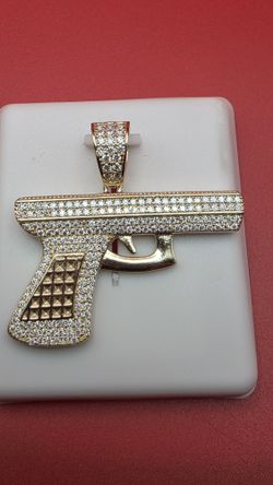 🔥 Iced-Out Statement Pendant — Clean, Bold, Eye-Catching