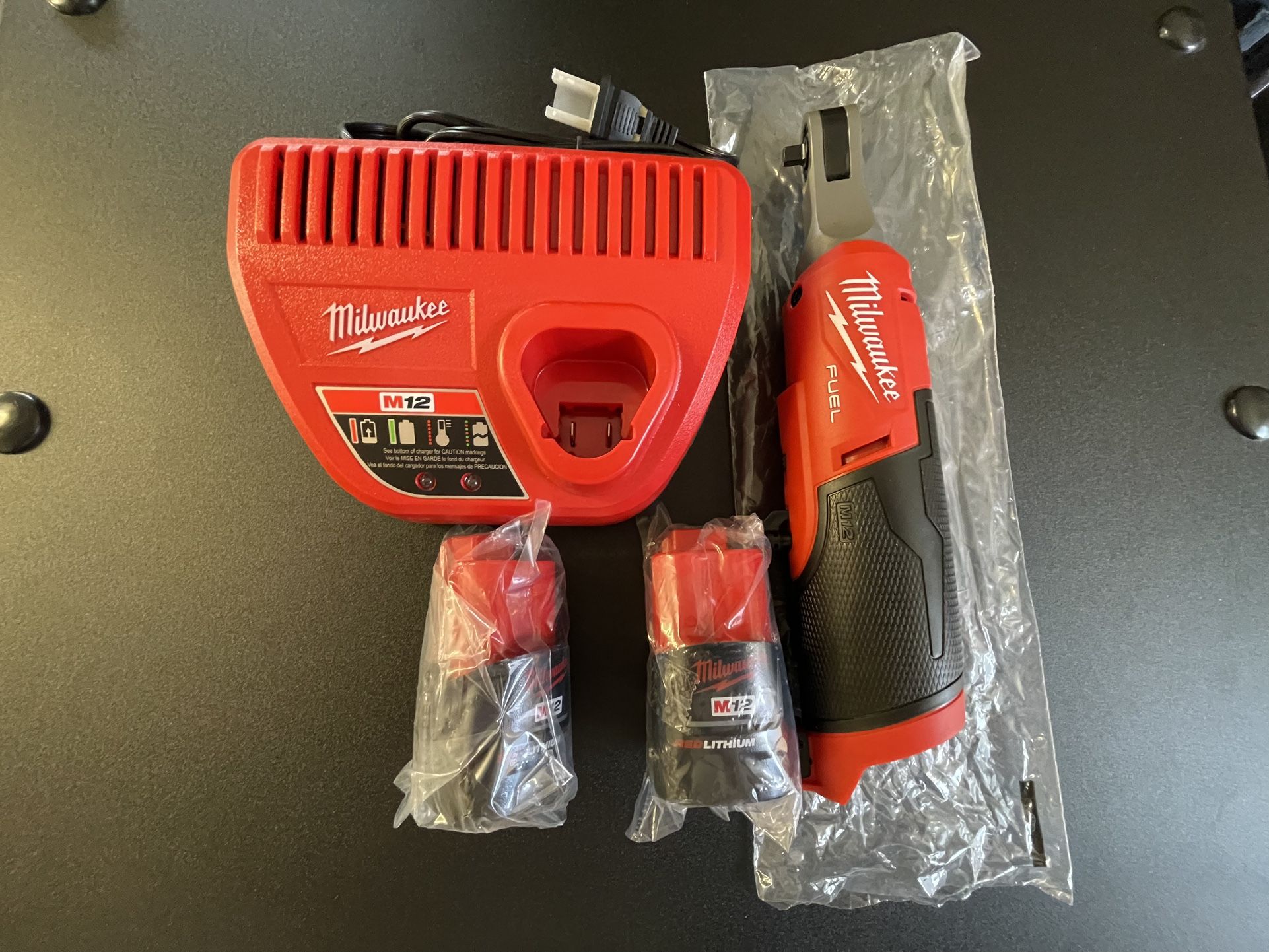 M12 Ratchet, Batteries & Charger 