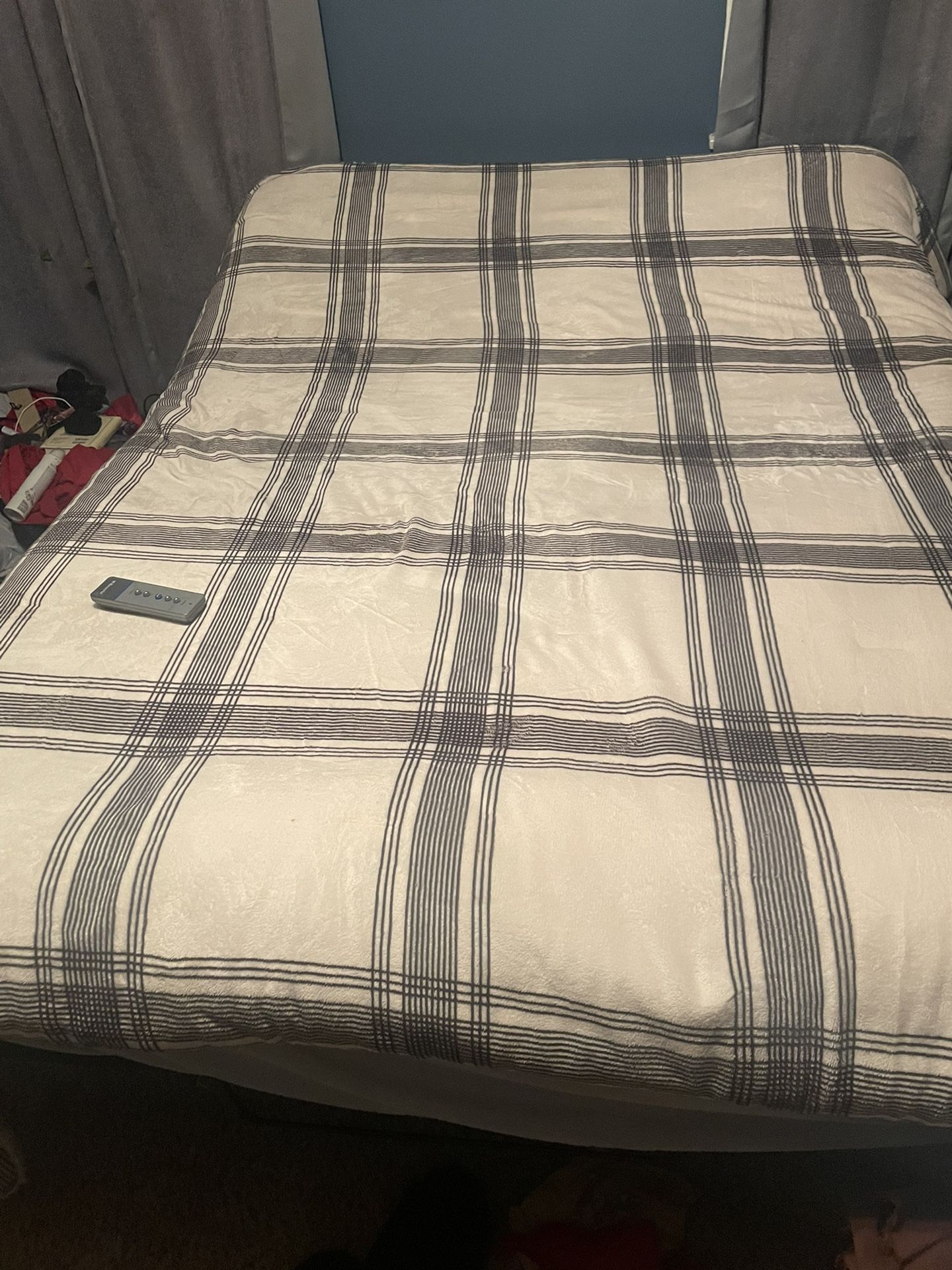 Full Adjustable Bed / Remote / Mattress