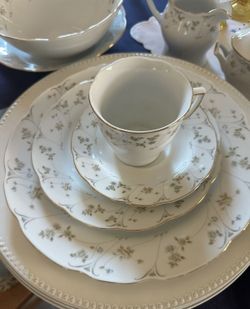 33 Piece Briarwood Porcelain China Set For 6