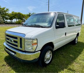 2013 Ford E350 Super Duty Passenger · XLT Van 3D