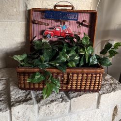 Picnic Basket Greenery Patriotic  Twist 