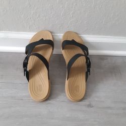 Crocs SANDALS In Great CONDITION, Size 7