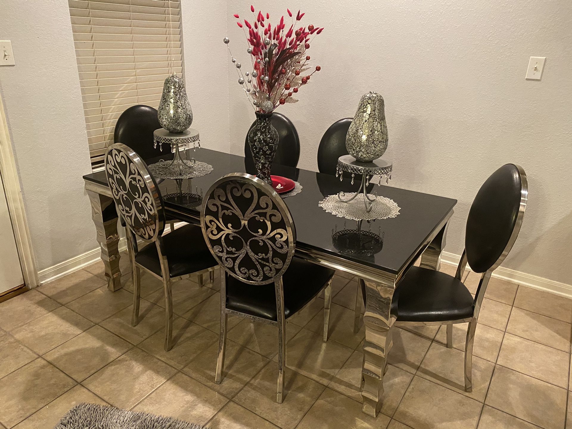 Brand new dinning table 6 chairs 2weeks old