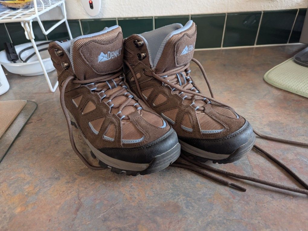 Denali Outback Women's Hiking Boots size 8 and 1/2 only worn a few times