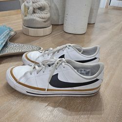 Kids Nike Shoes Size 5.5