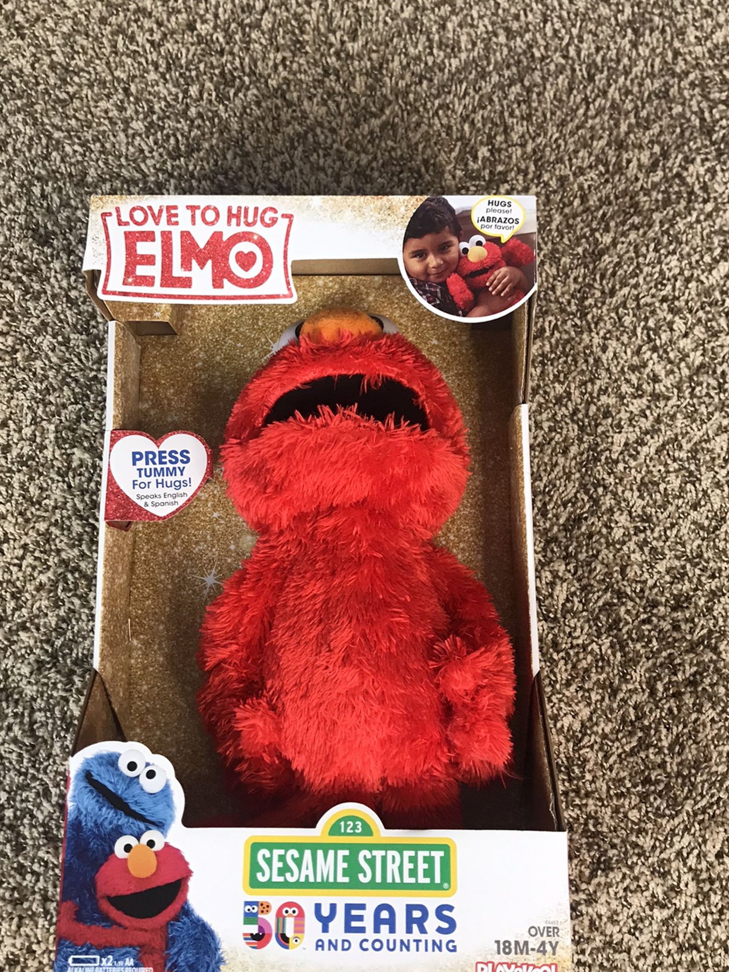 Sesame Street Love to Hug Elmo 14" Talking Singing Hugging Bilingual Plush Toy