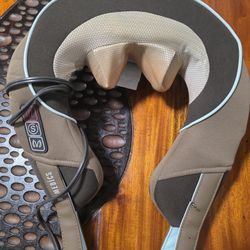 Masajeador de cuello y hombros Shiatsu Dual-Comfort con vibración y calor HoMedics NMS-375. 