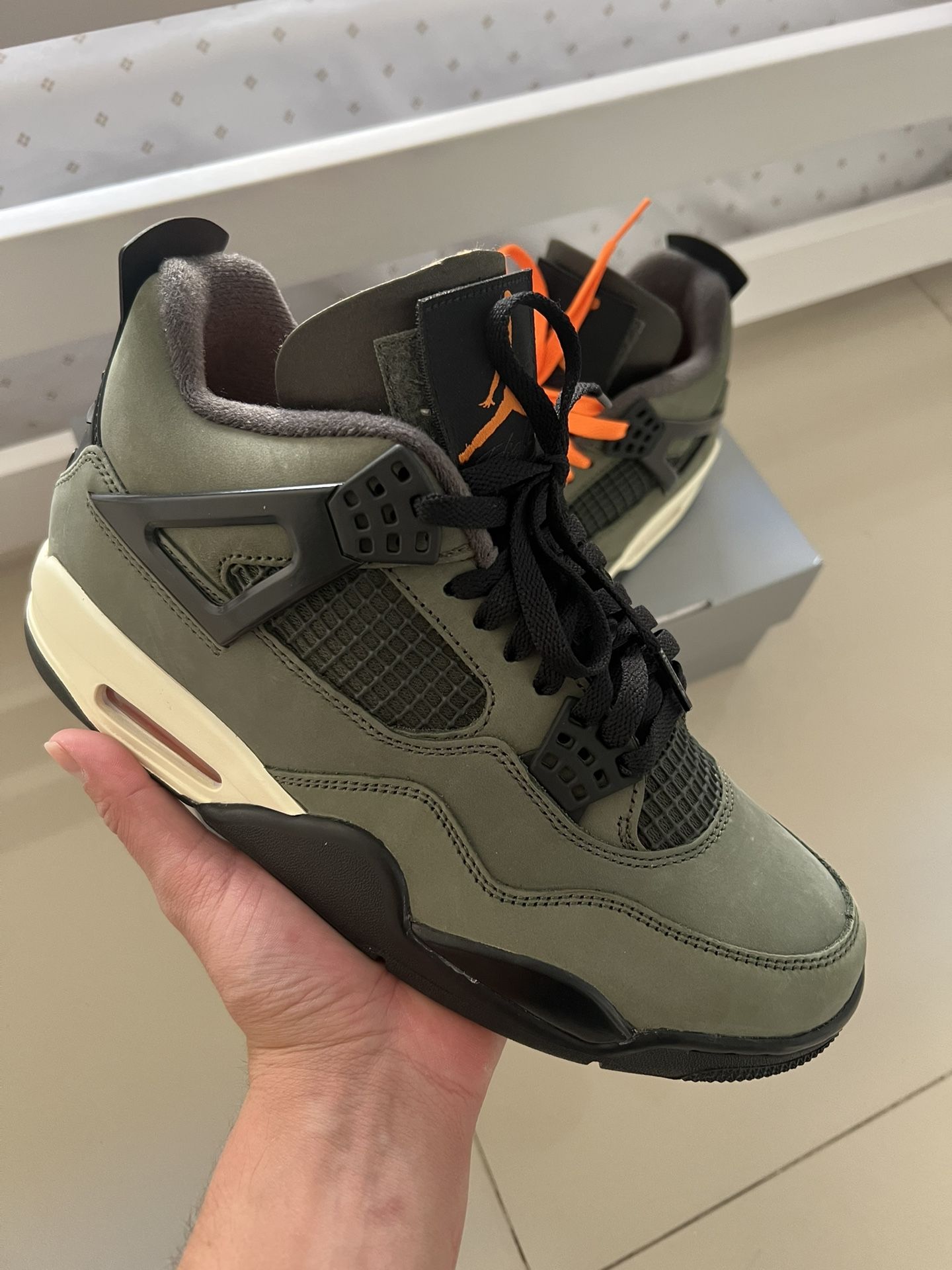 Jordan 4 Undefeated Size 8 (LOOKING TO SIZE SWAP AS WELL)