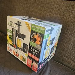 El producto es un exprimidor de prensa en frío Ninja NeverClog, modelo JC151.