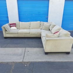 Modern sectional couch 🛋 very clean 👌