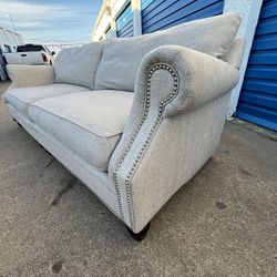 BEAUTIFUL NEBRASKA MART FURNITURE COUCH 💎