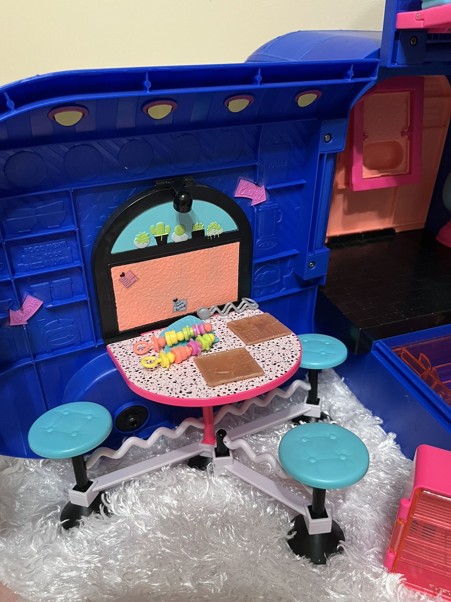 LOL Surprise OMG Glamour Camper Play Set 4 In 1 with Accesories