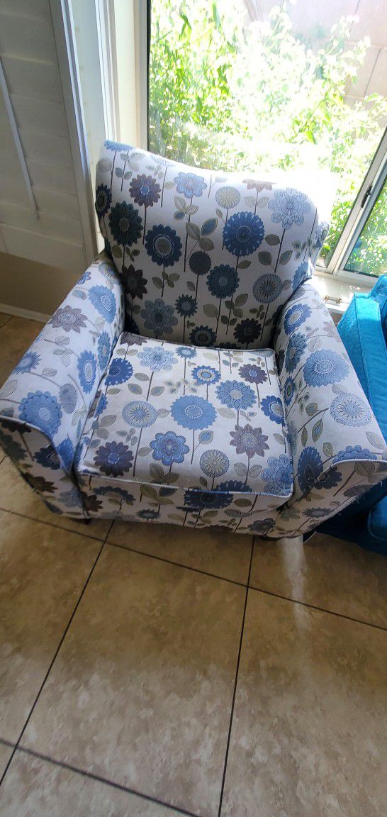 Comfy Armchair With Beige, Blue And Green Floral Print