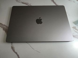 23' MacBook air 15 in (8 core 256 GB)