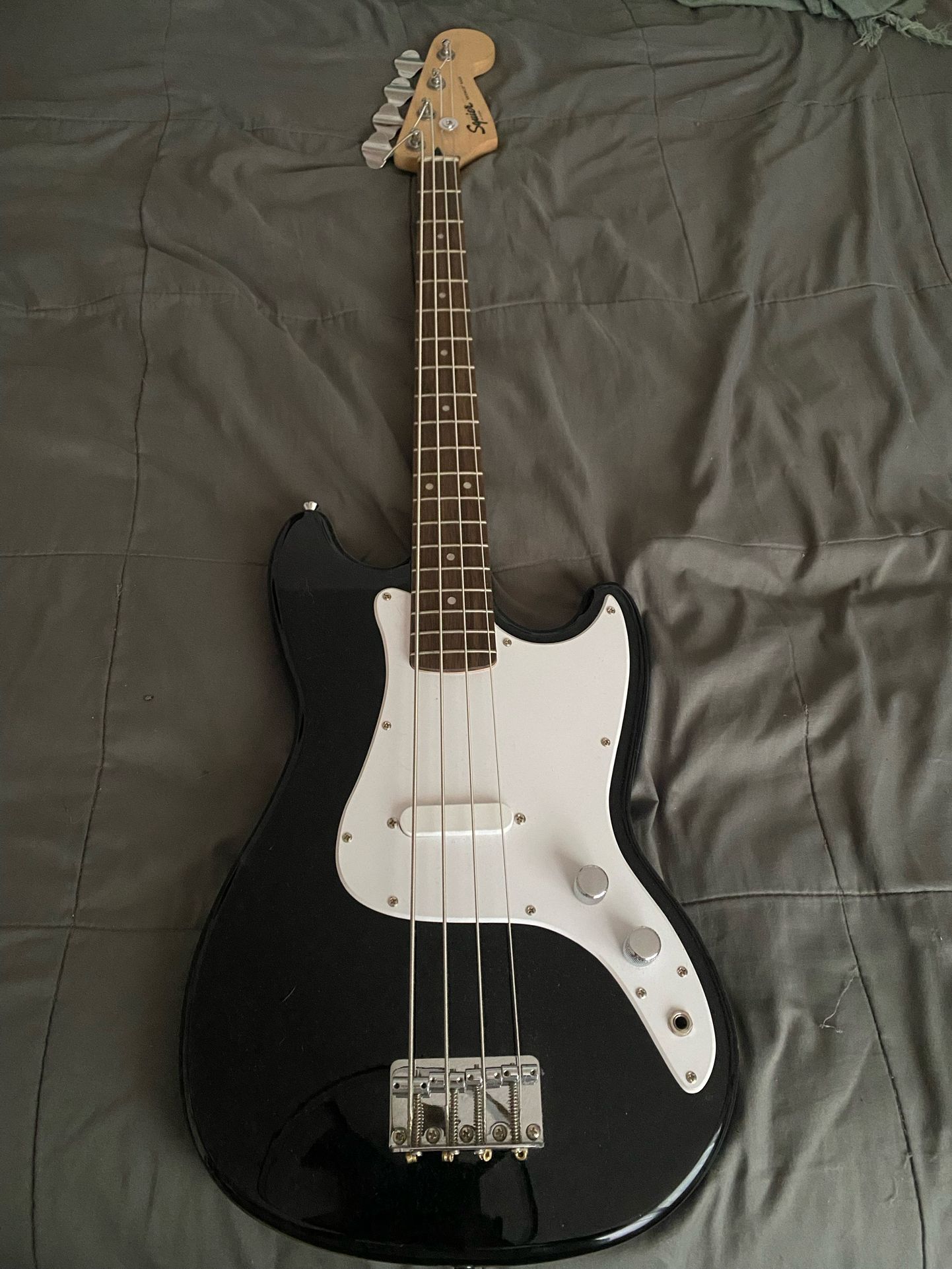 Squier Branco Bass