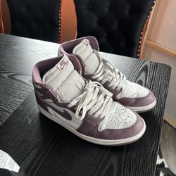 Jordan 1 “Mauve” Size 10.5