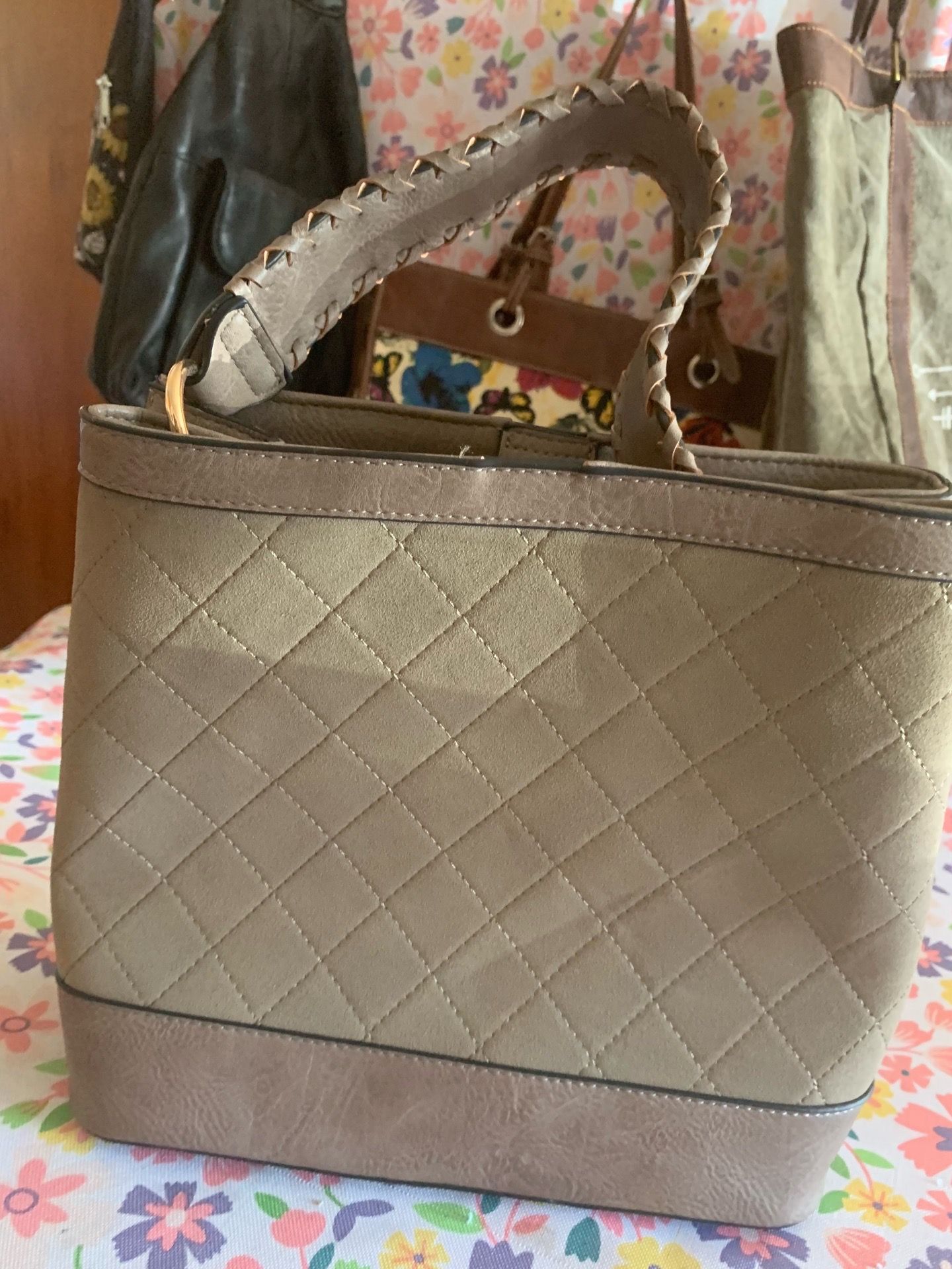 Jen & Co gray quilted bag with leather trim