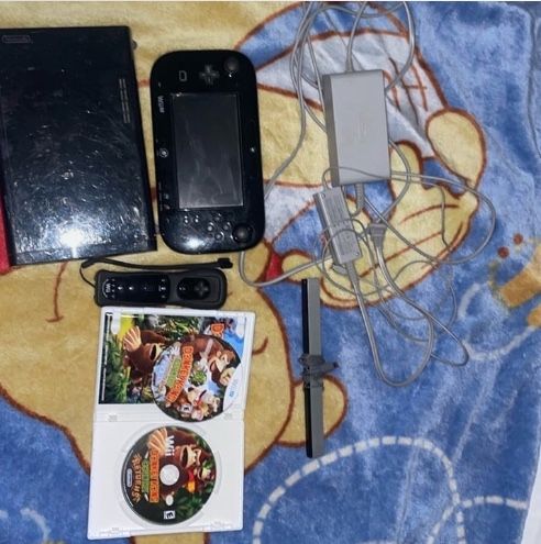 Nintendo Wii U Console & 2 Games 32GB System & Gamepad WUP-010