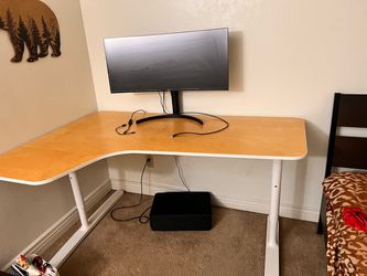 Selling IKEA Bekant left corner desk.