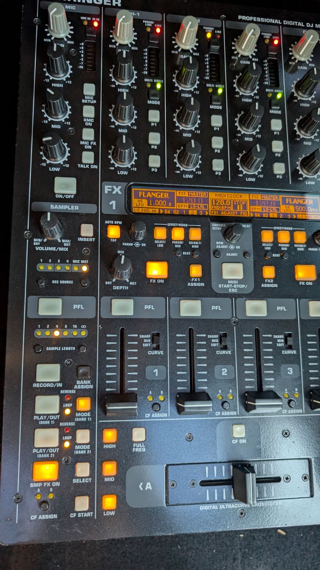 DDM4000 mixer 4 channel digital Behringer