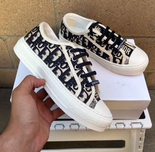 Dior Woman Shoes 260