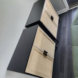 2 Small Cabinets With 1 Shelf Inside. 