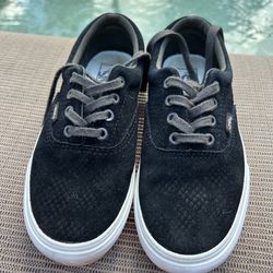 Vans Off The Wall Classic Black and white Shoes / Men Size 6.0 Women 7.5