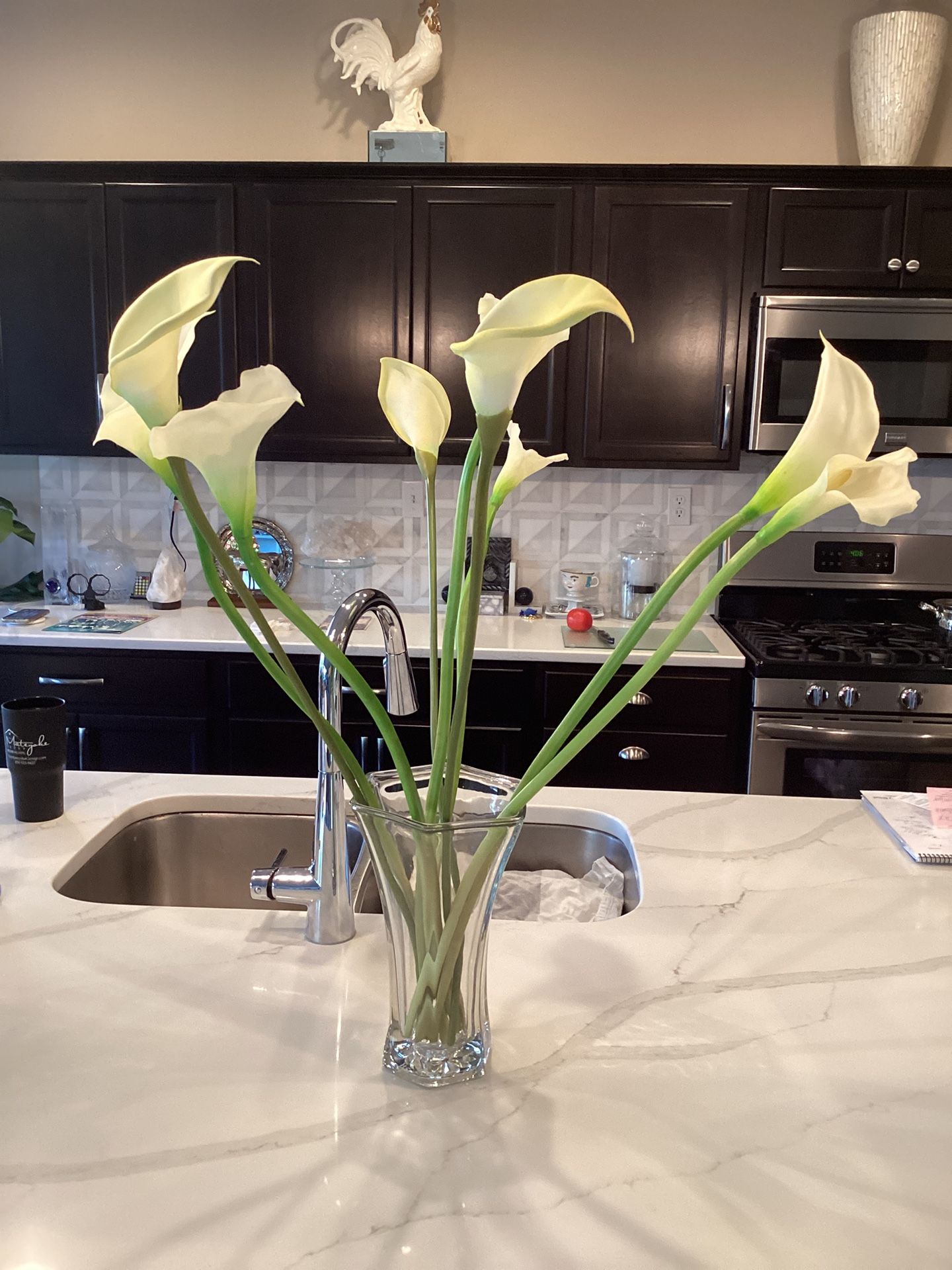 Elegant glass vase with 9 Real Touch Calla Lilies 29” (artificial )+ vase is 10.5”