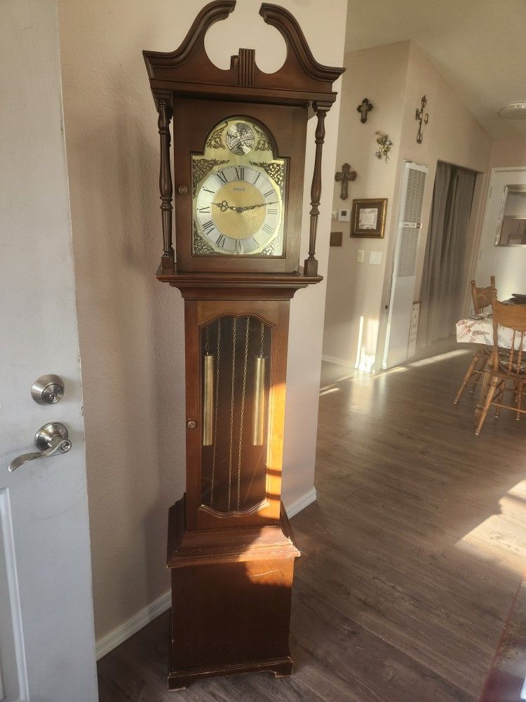 Grandfather/grandmother Clock