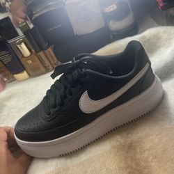 Nike Elevated Size 6 New