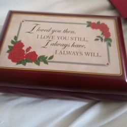 Danbury Musical Jewelry Box With Pendant