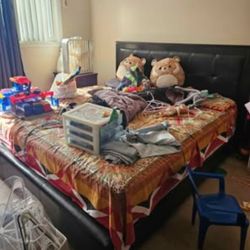King Size Bed No Mattresse  (Need Gone ASAP)