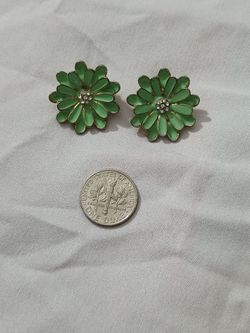 SMALL WOMENS CIRCULAR GREEN FLORAL EARRINGS