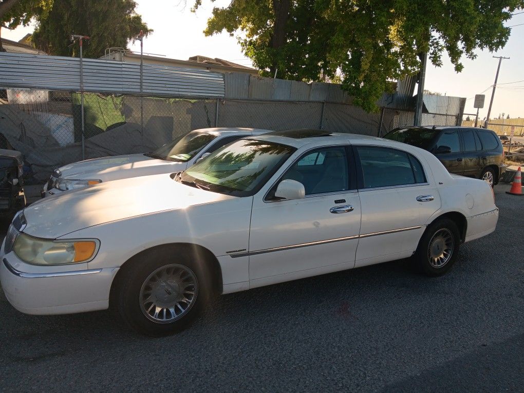 2002 Lincoln Town Car