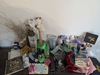 Small Lot of Arts and Crafts Supplies