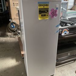 Up Right Freezer Avanty White