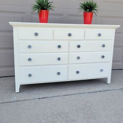 BEAUTIFUL WHITE DRESSER IN SOLID WOOD THOMASVILLE.DOVETAIL DRAWERS & MARBLE KNOBS 55X19X33 LIKE NEW!