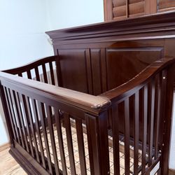  Solid real hard wood  Baby Crib – Dark Cherry Brown – very good condition Condition