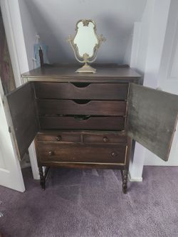 Wooden Dresser with Mirror and Side Doors Good Condition – Middletown Township, NJ