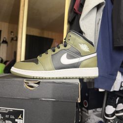 BRAND NEW Jordan Mid 1 Size 6Y / 7.5 Womens shoe