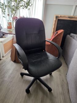FREE DESK CHAIR