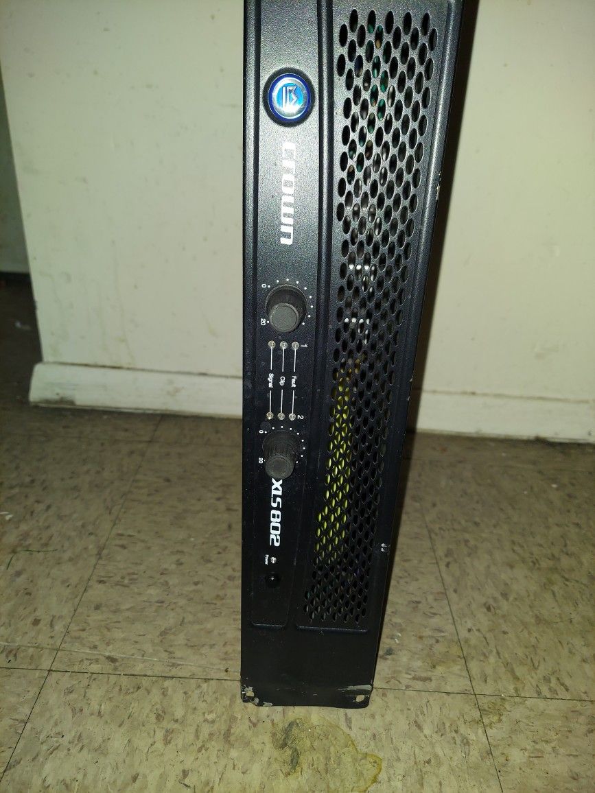 Crown XLS 802 Power Amplifier