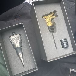 Luxury Wine Pourer & Stopper Set – Retail $75 (Brand New)